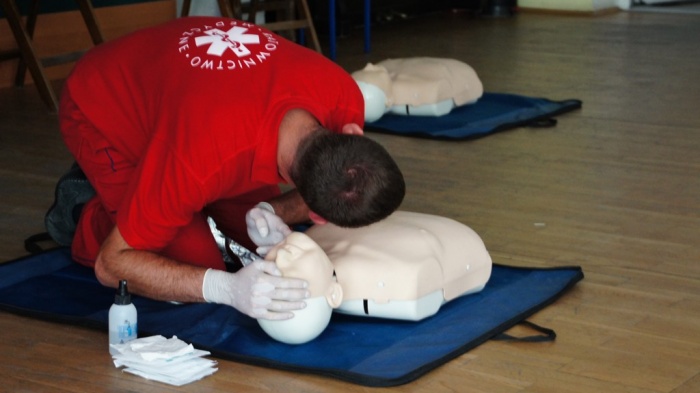 Pokaz Pierwszej Pomocy w wykonaniu słuchaczy Medycznej Szkoły Policealnej w Jaśle 