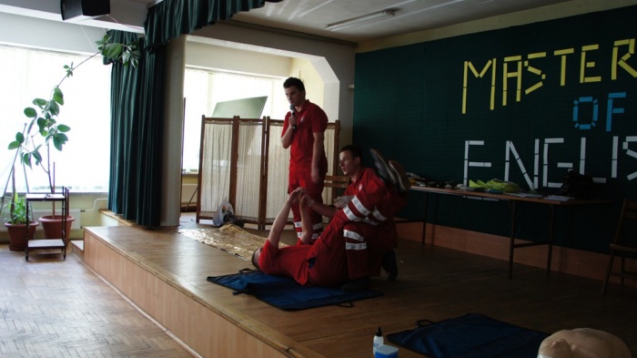 Pokaz Pierwszej Pomocy w wykonaniu słuchaczy Medycznej Szkoły Policealnej w Jaśle 