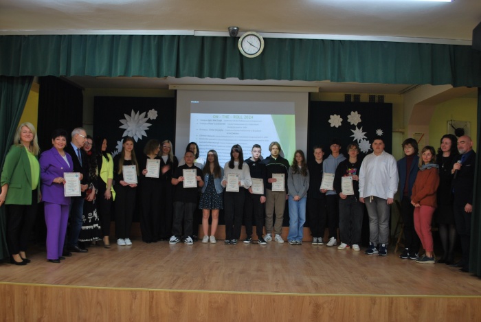 Zwycięzcy Powiatowego Konkursu z Języka Angielskiego ON - THE - ROLL 2024