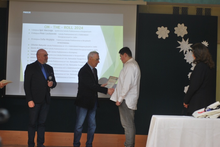 Zwycięzcy Powiatowego Konkursu z Języka Angielskiego ON - THE - ROLL 2024