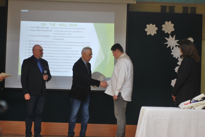 Zwycięzcy Powiatowego Konkursu z Języka Angielskiego ON - THE - ROLL 2024
