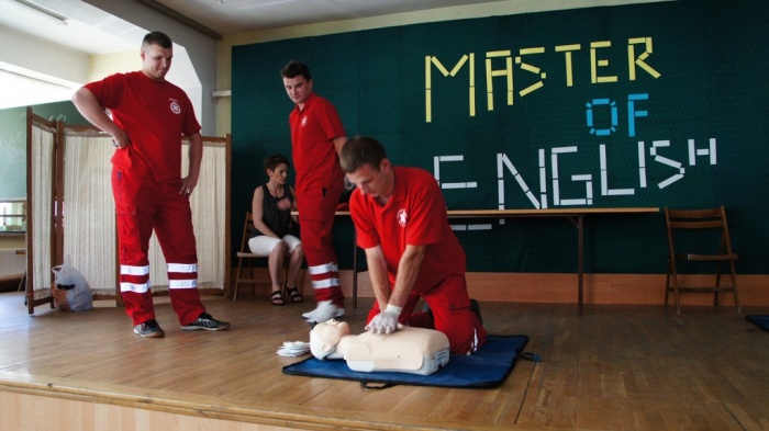 Pokaz Pierwszej Pomocy w wykonaniu słuchaczy Medycznej Szkoły Policealnej w Jaśle 