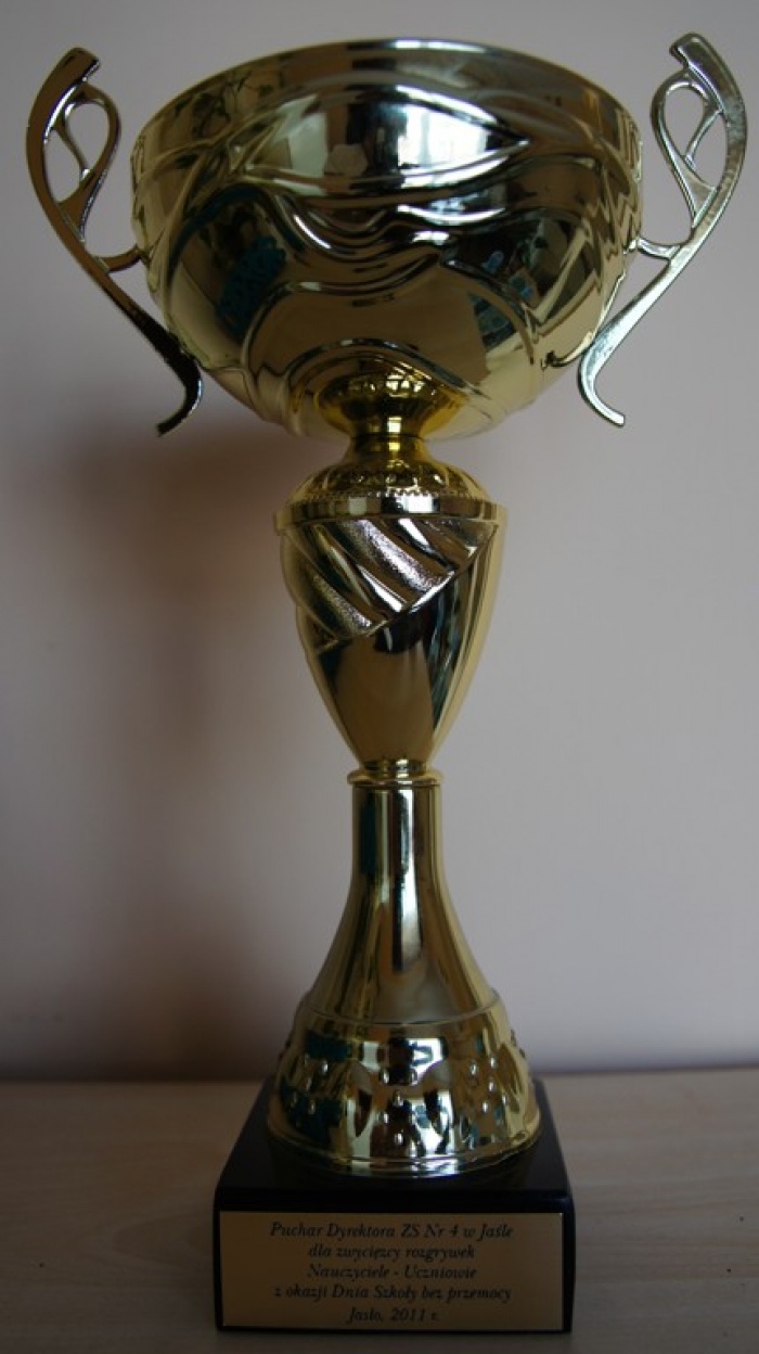 Puchar Dyrektora Zespołu Szkół nr 4 w Jaśle dla zwycięzcy rozgrywek Nauczyciele - Uczniowie z okazji Dnia Szkoły bez przemocy  