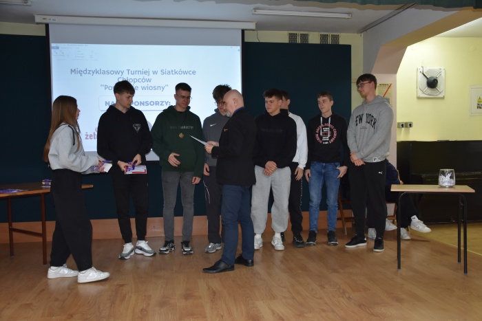 Rozdanie nagród za udział w Międzyklasowym Turnieju  Siatkówki  Chłopców „POWITANIE WIOSNY”