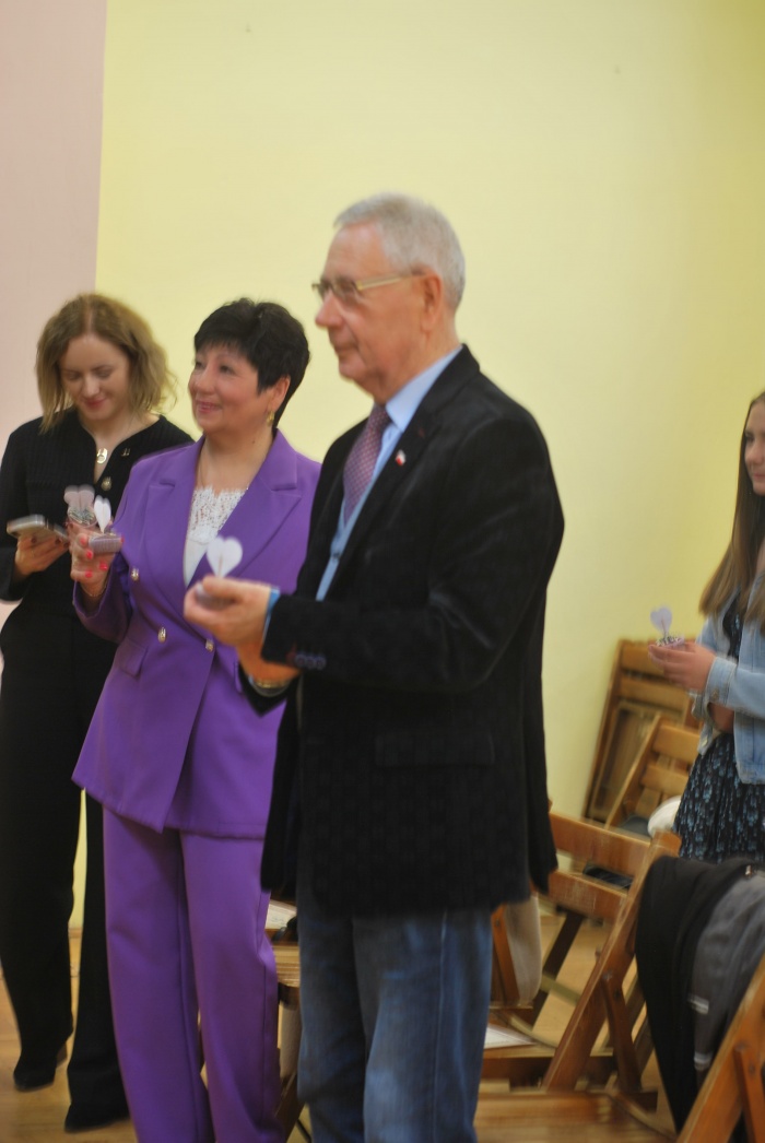 Zwycięzcy Powiatowego Konkursu z Języka Angielskiego ON - THE - ROLL 2024