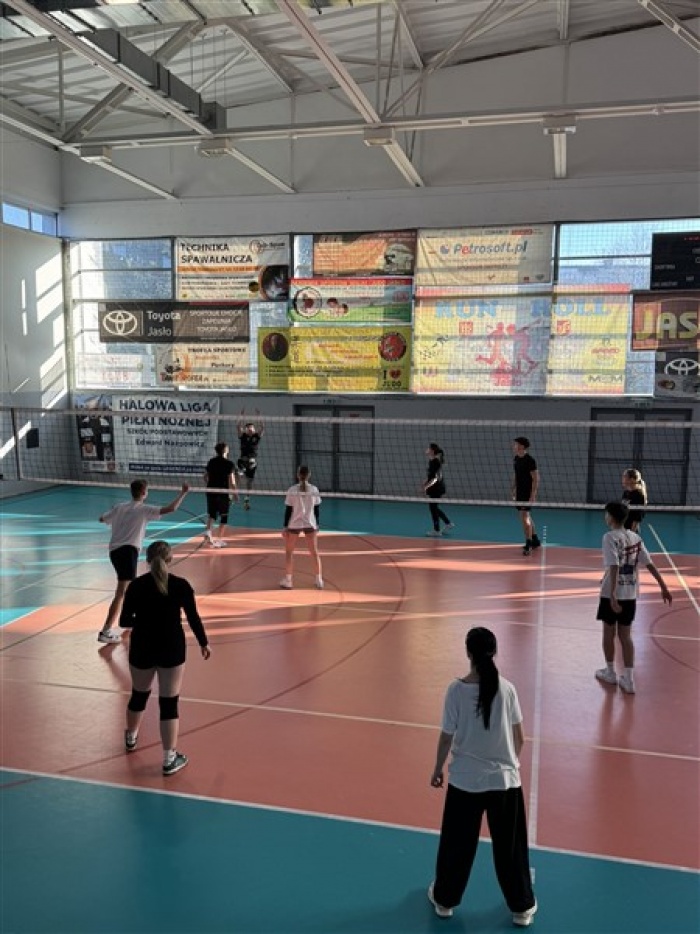 Mikołajkowy Międzyklasowy Turniej w Siatkówce drużyn mieszanych