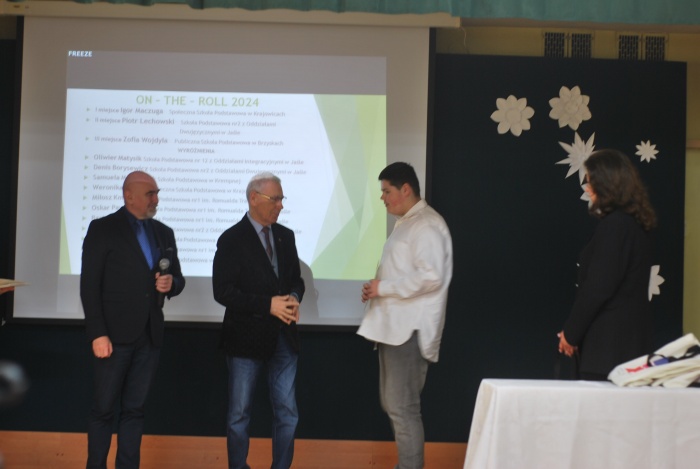 Zwycięzcy Powiatowego Konkursu z Języka Angielskiego ON - THE - ROLL 2024