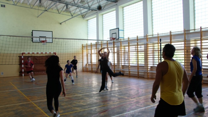 rozgrywki Nauczyciele - Uczniowie - mecz siatkówki 