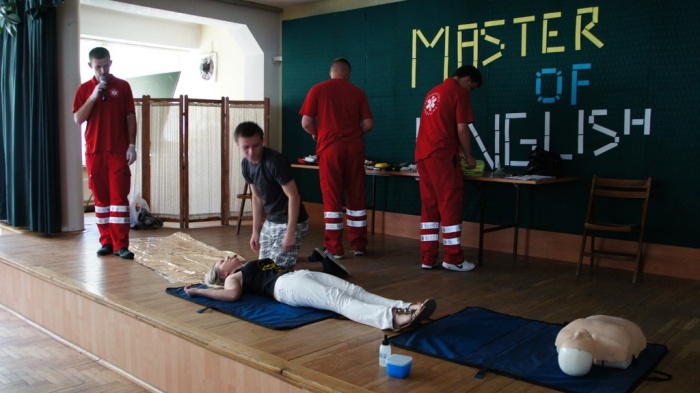 Pokaz Pierwszej Pomocy w wykonaniu uczniów Ekonomika