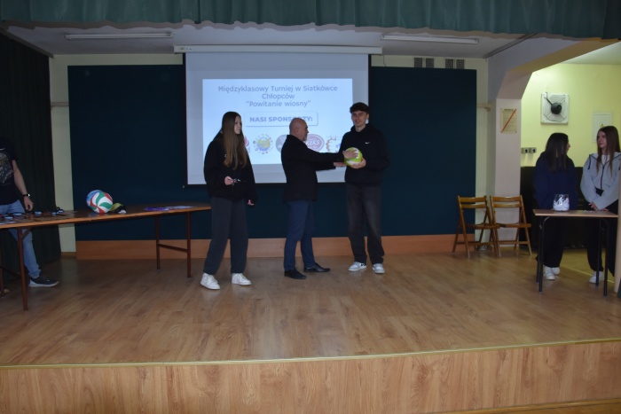 Rozdanie nagród za udział w Międzyklasowym Turnieju  Siatkówki  Chłopców „POWITANIE WIOSNY”