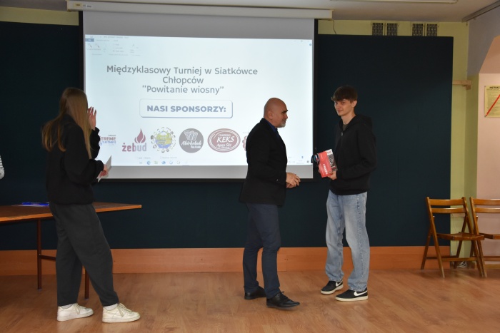 Rozdanie nagród za udział w Międzyklasowym Turnieju  Siatkówki  Chłopców „POWITANIE WIOSNY”
