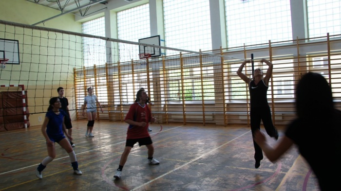 rozgrywki Nauczyciele - Uczniowie - mecz siatkówki 