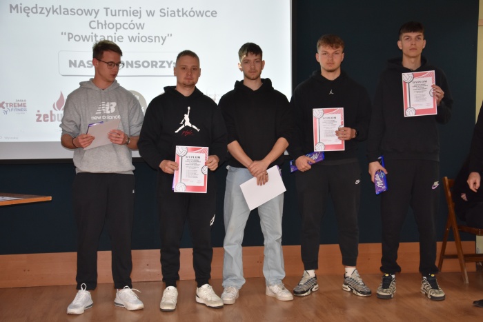 Rozdanie nagród za udział w Międzyklasowym Turnieju  Siatkówki  Chłopców „POWITANIE WIOSNY”