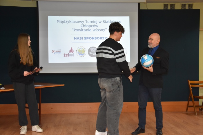 Rozdanie nagród za udział w Międzyklasowym Turnieju  Siatkówki  Chłopców „POWITANIE WIOSNY”