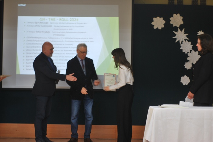 Zwycięzcy Powiatowego Konkursu z Języka Angielskiego ON - THE - ROLL 2024