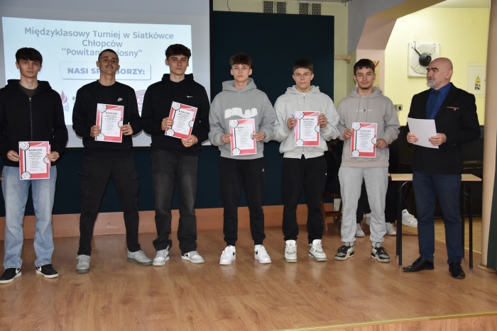 Rozdanie nagród za udział w Międzyklasowym Turnieju  Siatkówki  Chłopców „POWITANIE WIOSNY”