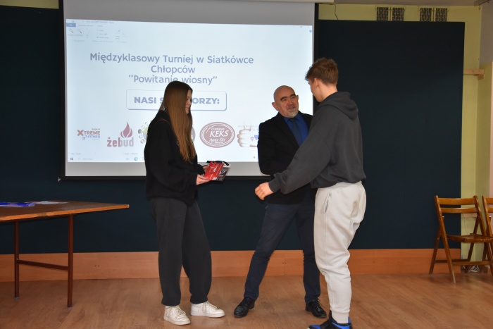 Rozdanie nagród za udział w Międzyklasowym Turnieju  Siatkówki  Chłopców „POWITANIE WIOSNY”