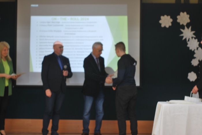 Zwycięzcy Powiatowego Konkursu z Języka Angielskiego ON - THE - ROLL 2024