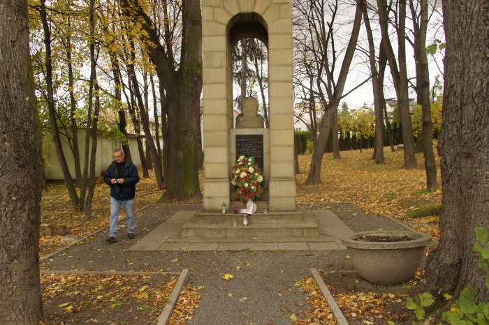 Porządkowanie cmentarza