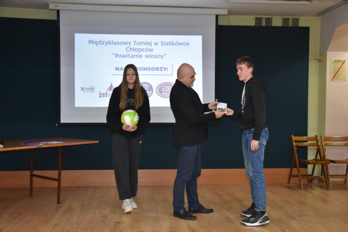 Rozdanie nagród za udział w Międzyklasowym Turnieju  Siatkówki  Chłopców „POWITANIE WIOSNY”