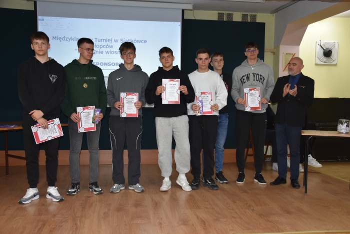 Rozdanie nagród za udział w Międzyklasowym Turnieju  Siatkówki  Chłopców „POWITANIE WIOSNY”