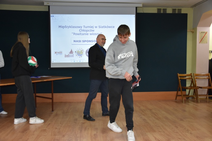 Rozdanie nagród za udział w Międzyklasowym Turnieju  Siatkówki  Chłopców „POWITANIE WIOSNY”