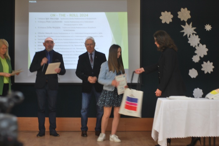 Zwycięzcy Powiatowego Konkursu z Języka Angielskiego ON - THE - ROLL 2024