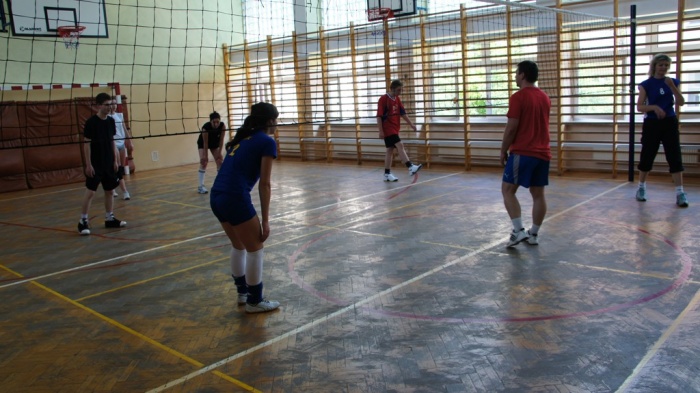 rozgrywki Nauczyciele - Uczniowie - mecz siatkówki 