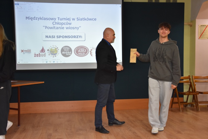 Rozdanie nagród za udział w Międzyklasowym Turnieju  Siatkówki  Chłopców „POWITANIE WIOSNY”