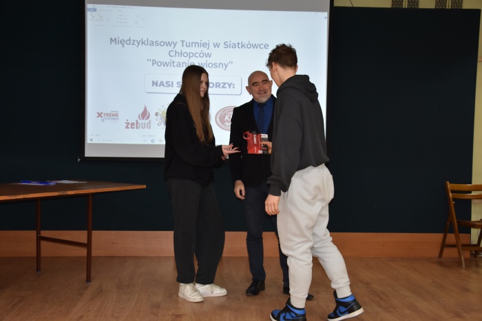 Rozdanie nagród za udział w Międzyklasowym Turnieju  Siatkówki  Chłopców „POWITANIE WIOSNY”