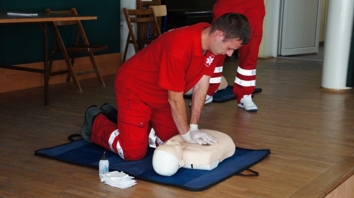 Pokaz Pierwszej Pomocy w wykonaniu słuchaczy Medycznej Szkoły Policealnej w Jaśle 