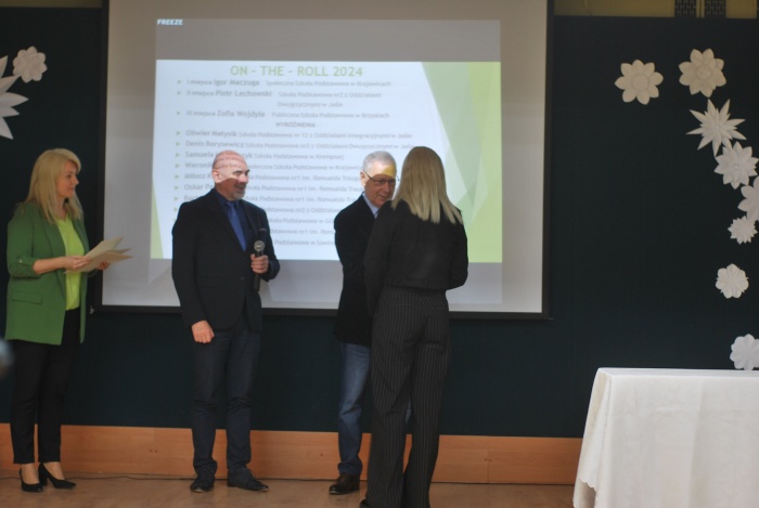 Zwycięzcy Powiatowego Konkursu z Języka Angielskiego ON - THE - ROLL 2024