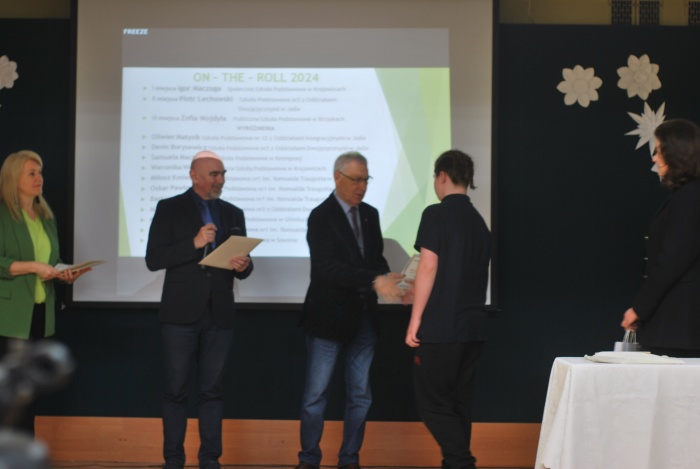 Zwycięzcy Powiatowego Konkursu z Języka Angielskiego ON - THE - ROLL 2024