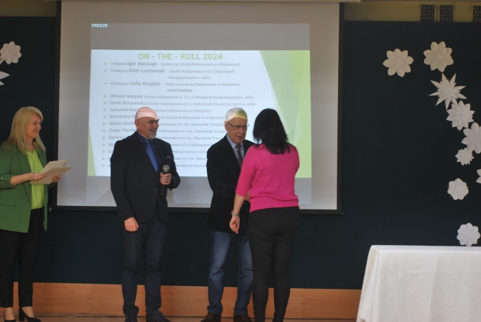 Zwycięzcy Powiatowego Konkursu z Języka Angielskiego ON - THE - ROLL 2024