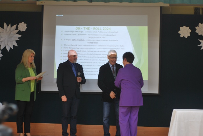 Zwycięzcy Powiatowego Konkursu z Języka Angielskiego ON - THE - ROLL 2024