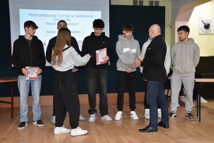 Rozdanie nagród za udział w Międzyklasowym Turnieju  Siatkówki  Chłopców „POWITANIE WIOSNY”