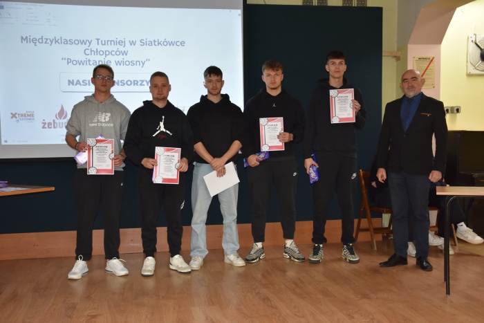 Rozdanie nagród za udział w Międzyklasowym Turnieju  Siatkówki  Chłopców „POWITANIE WIOSNY”