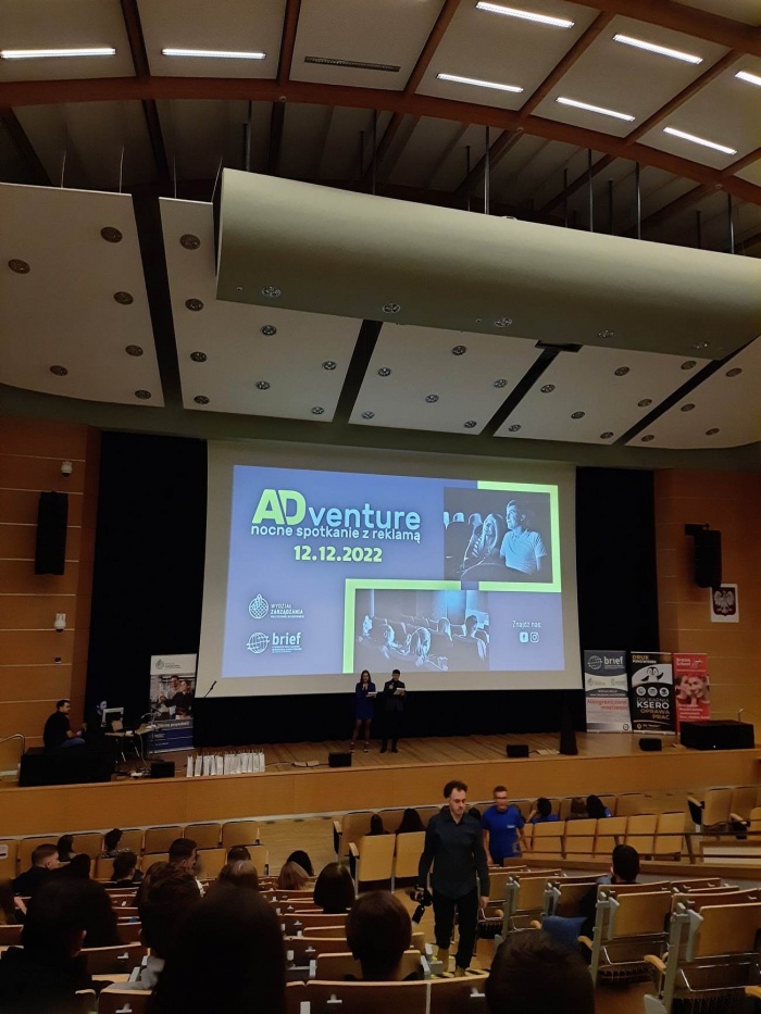 Nocne spotkanie z reklamą