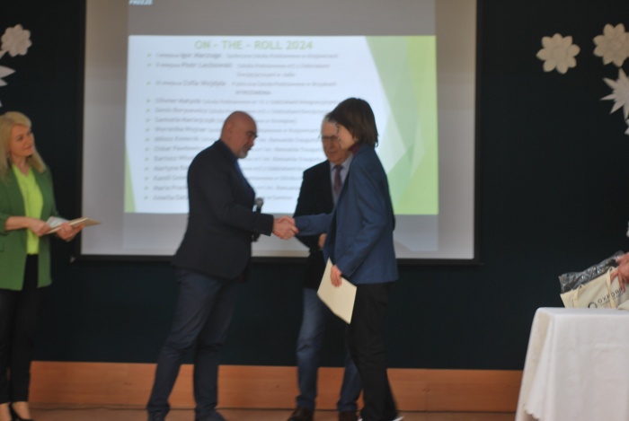 Zwycięzcy Powiatowego Konkursu z Języka Angielskiego ON - THE - ROLL 2024