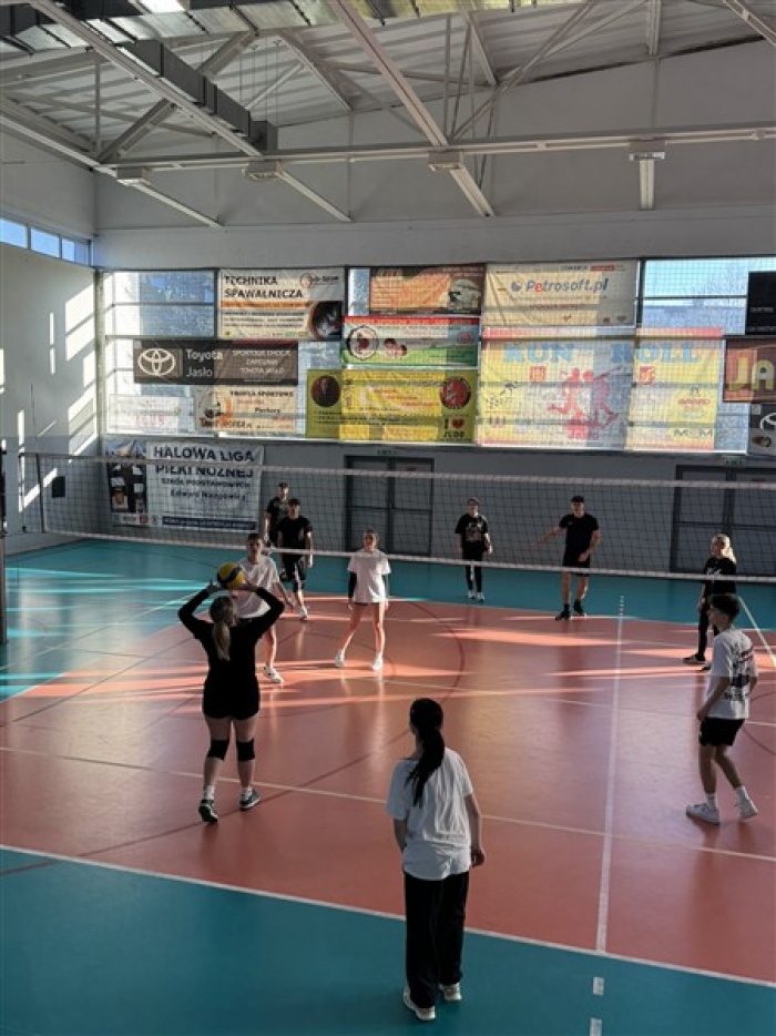 Mikołajkowy Międzyklasowy Turniej w Siatkówce drużyn mieszanych