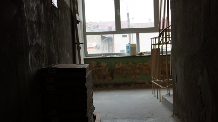 Postępy budowlane w budynku B i wejścia głównego