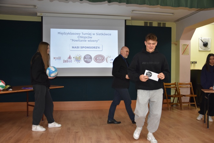 Rozdanie nagród za udział w Międzyklasowym Turnieju  Siatkówki  Chłopców „POWITANIE WIOSNY”