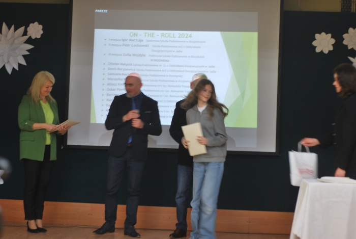 Zwycięzcy Powiatowego Konkursu z Języka Angielskiego ON - THE - ROLL 2024