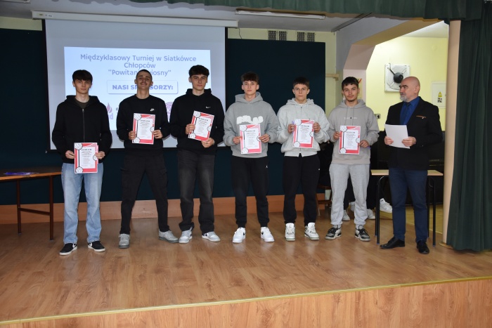 Rozdanie nagród za udział w Międzyklasowym Turnieju  Siatkówki  Chłopców „POWITANIE WIOSNY”