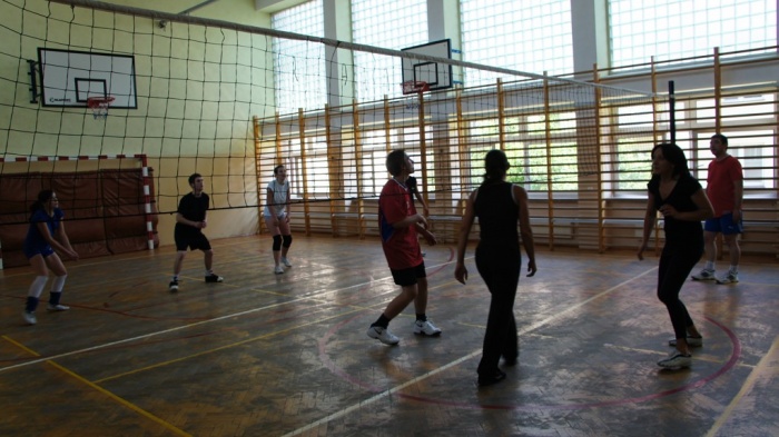 rozgrywki Nauczyciele - Uczniowie - mecz siatkówki 