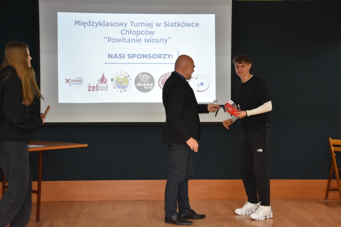 Rozdanie nagród za udział w Międzyklasowym Turnieju  Siatkówki  Chłopców „POWITANIE WIOSNY”