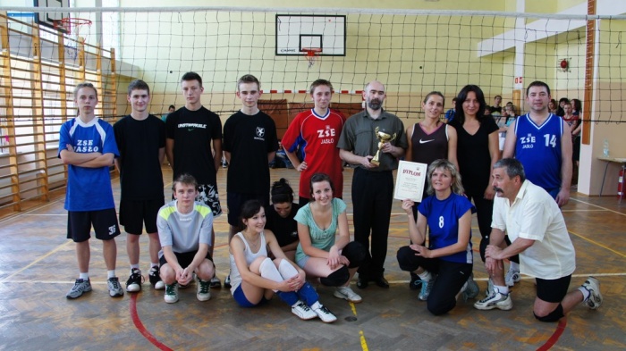 wspólne zdjęcie uczestników rozgrywek o Puchar Dyrektora Zespołu Szkół nr 4 w Jaśle  