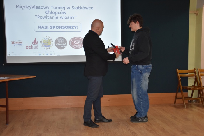 Rozdanie nagród za udział w Międzyklasowym Turnieju  Siatkówki  Chłopców „POWITANIE WIOSNY”