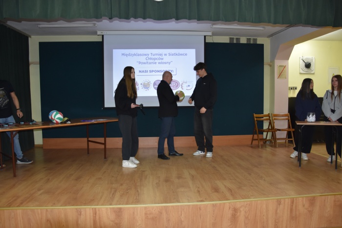 Rozdanie nagród za udział w Międzyklasowym Turnieju  Siatkówki  Chłopców „POWITANIE WIOSNY”