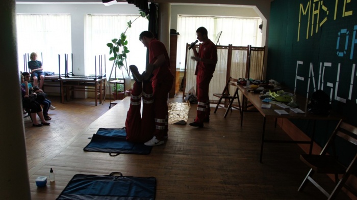 Pokaz Pierwszej Pomocy w wykonaniu słuchaczy Medycznej Szkoły Policealnej w Jaśle 